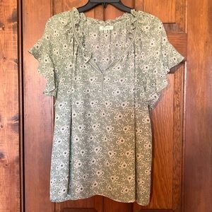 Max Studio sweet ruffled cap sleeve blouse. Sage green/black/off white EUC sz XL